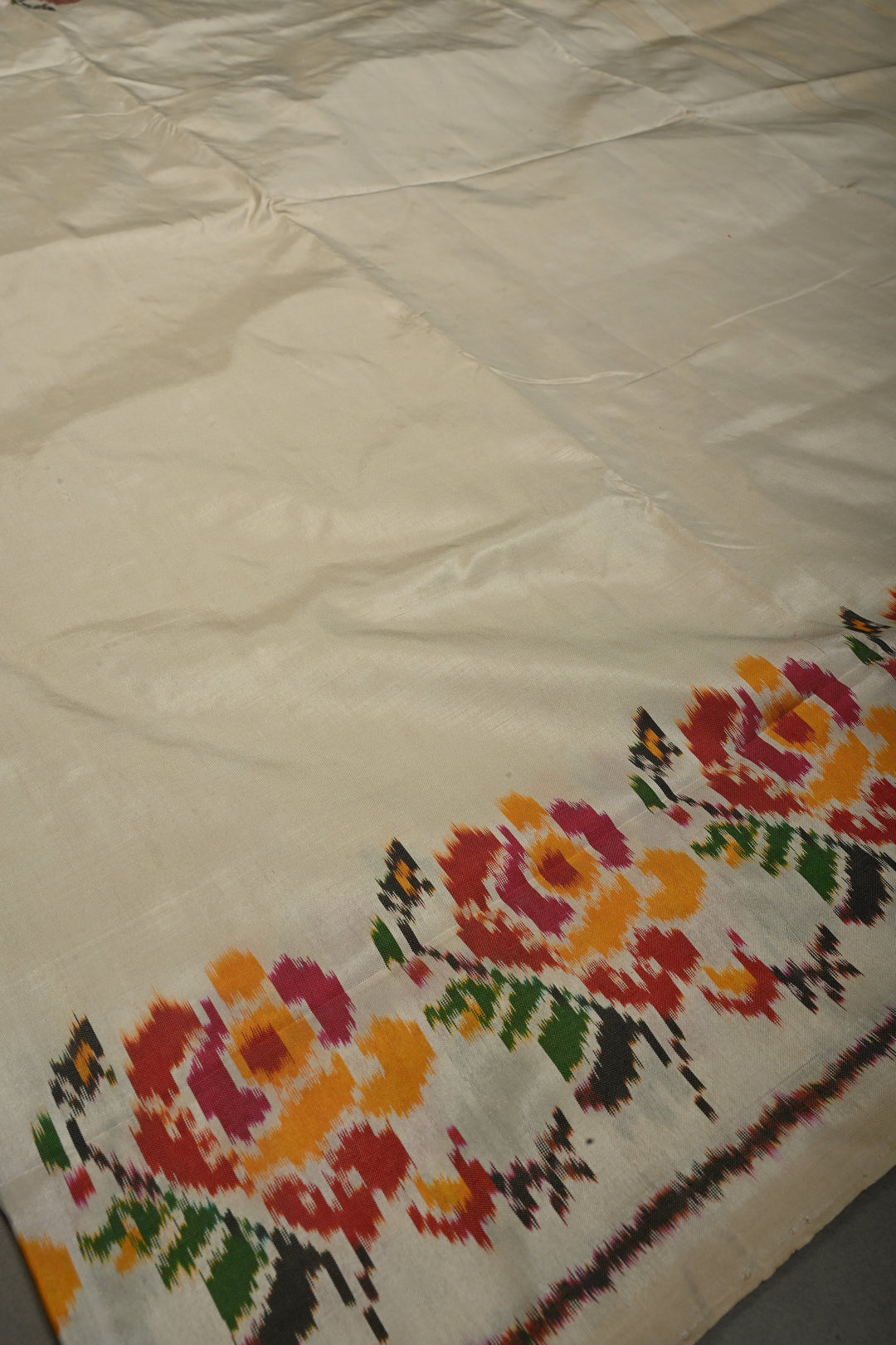 Ivory Pure Silk Pochampally Ikkat Silk Saree with Floral Design Border | SILK MARK CERTIFIED | SHOBITAM