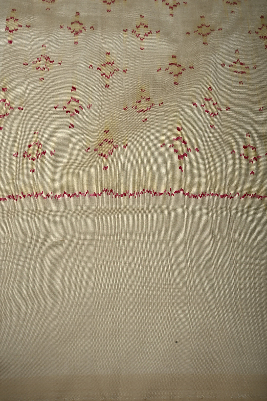 Ivory Pure Silk Pochampally Ikkat Silk Saree with Floral Design Border | SILK MARK CERTIFIED | SHOBITAM