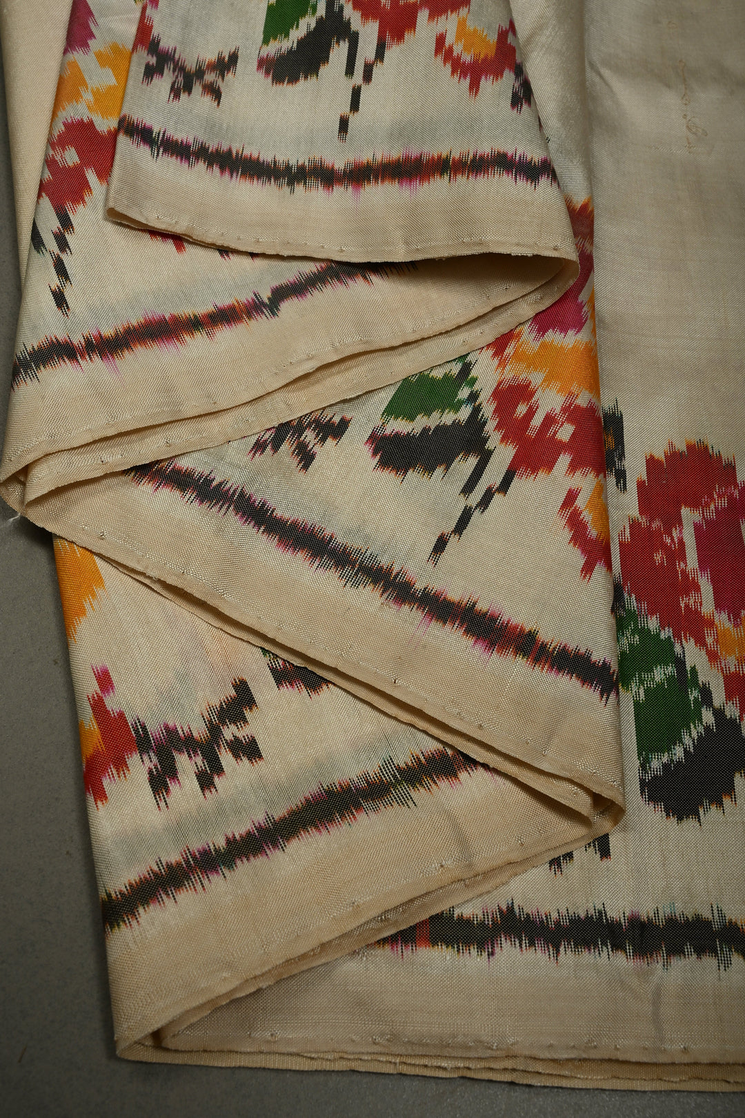 Ivory Pure Silk Pochampally Ikkat Silk Saree with Floral Design Border | SILK MARK CERTIFIED | SHOBITAM
