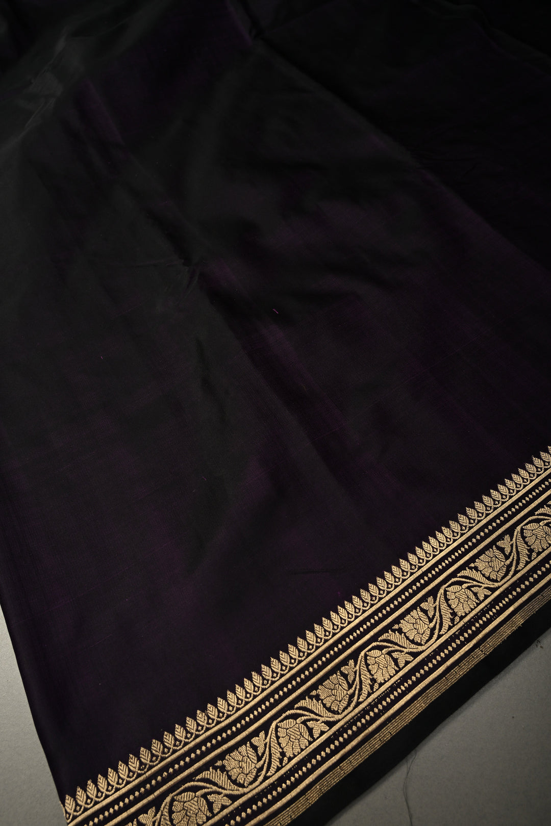Blackish Purple Dual tone Mashru Silk Saree with Ornated Zari Border and Tanchoi Jamawar Pallu-Blouse Piece | SILK MARK CERTIFIED | SHOBITAM