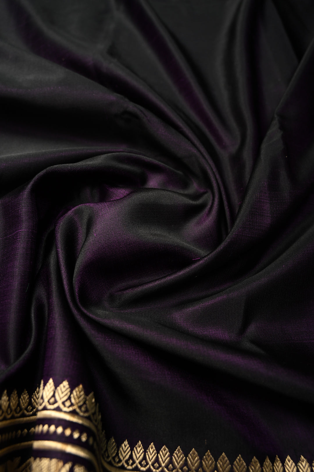 Blackish Purple Dual tone Mashru Silk Saree with Ornated Zari Border and Tanchoi Jamawar Pallu-Blouse Piece | SILK MARK CERTIFIED | SHOBITAM