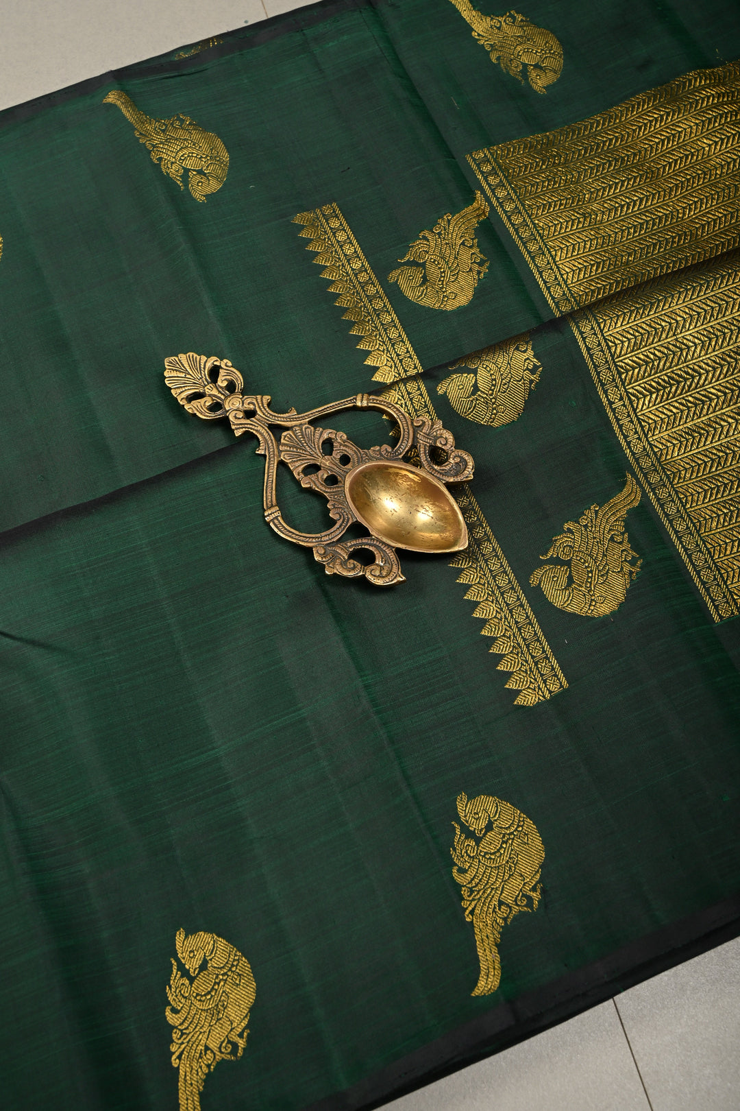 Green-Kanchana Dual tone Kanjivaram Pure Silk Saree with Distinct Parrot Motifs on Border | SILK MARK CERTIFIED