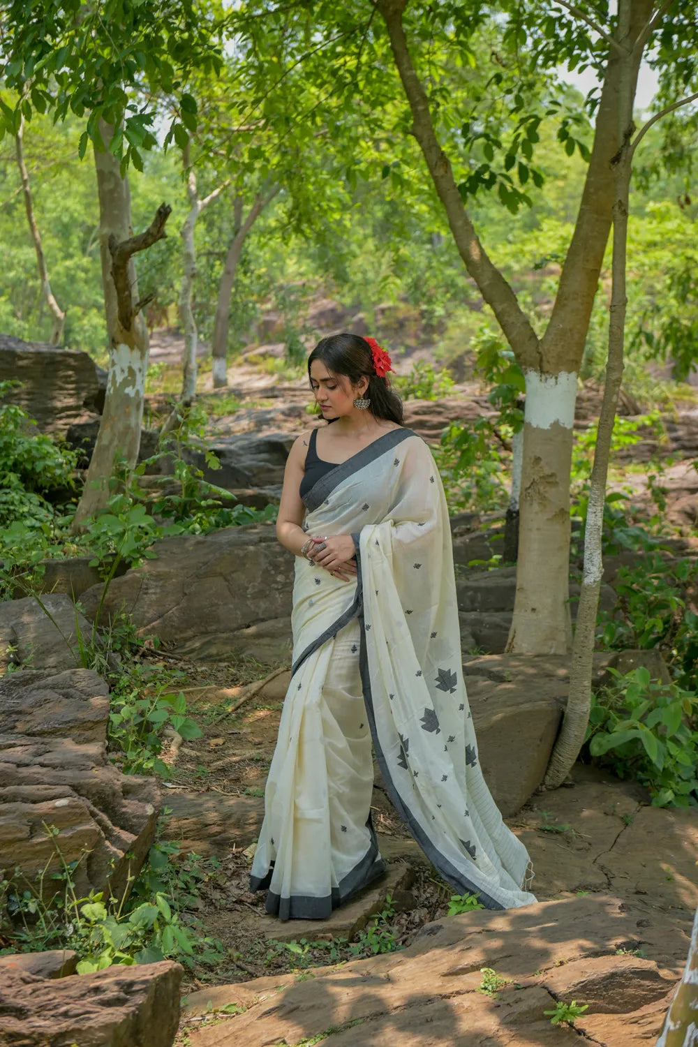Handloom Off White and Black Soft Cotton Jamdani Saree | SHOBITAM