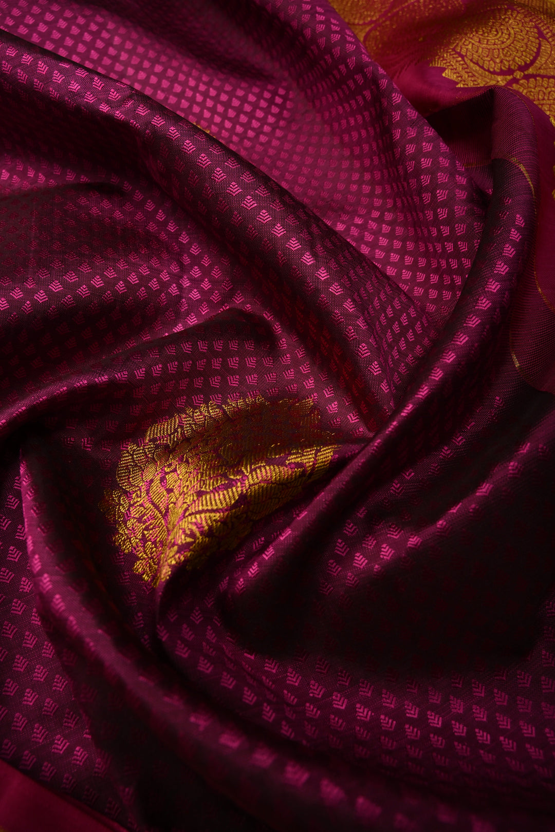 Magenta Dual Tone Self Brocade on Pure Kanjivaram Silk Handloom Saree with Damask Buttas and Zari Border| SILK MARK CERTIFIED | SHOBITAM