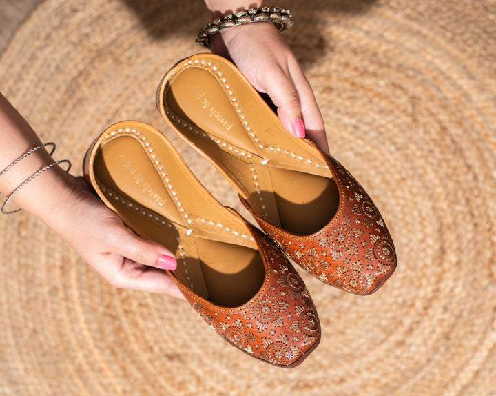 PHULKARI Brown Zari Embroidered Jutti