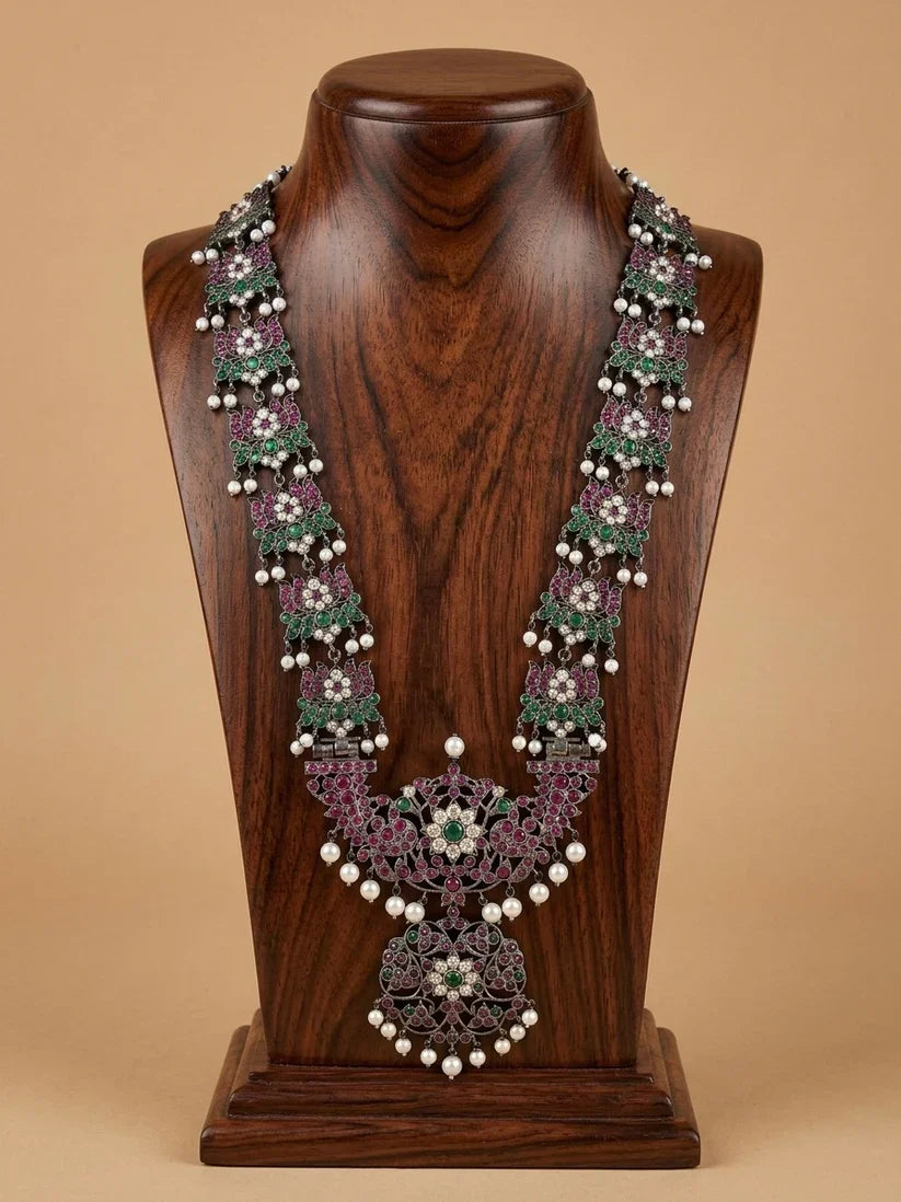 Black finish precious kemp-green pearl Lotus haar | SHOBITAM