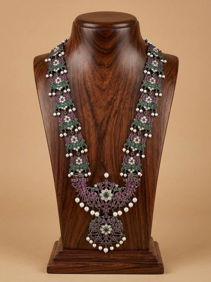 Black finish precious kemp-green pearl Lotus haar | SHOBITAM