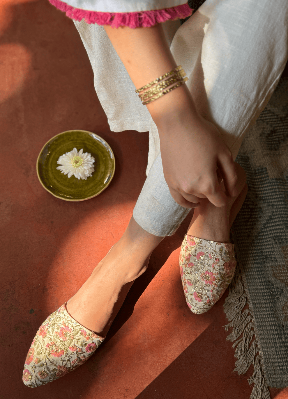 BLOSSOM Ivory Floral Embroidery jutties