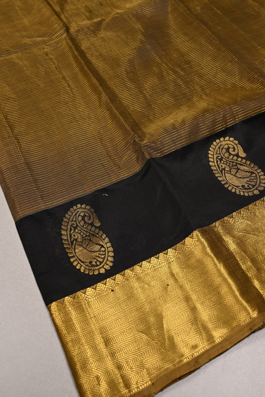Deep Ollive Green Dual Tone Kanchi Silk Cotton Handloom Saree with Vairaoosi Zari Stripes and Distinct Paisley Motifs on Zari Border | SHOBITAM
