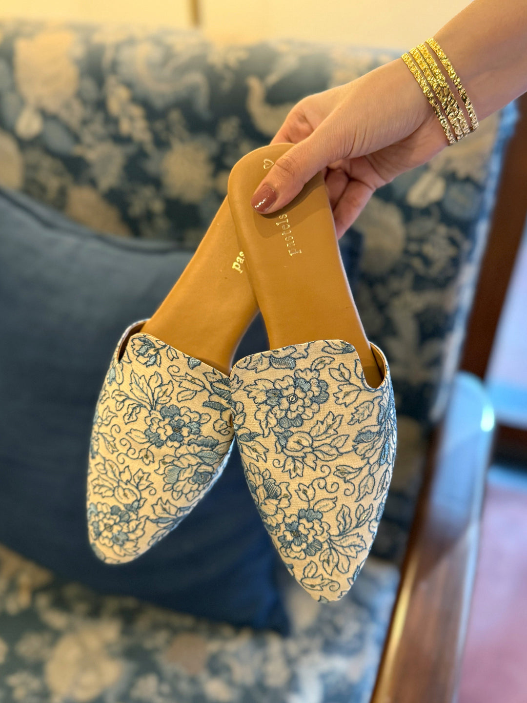 DAYDREAMER Ivory Embroidered Jutties