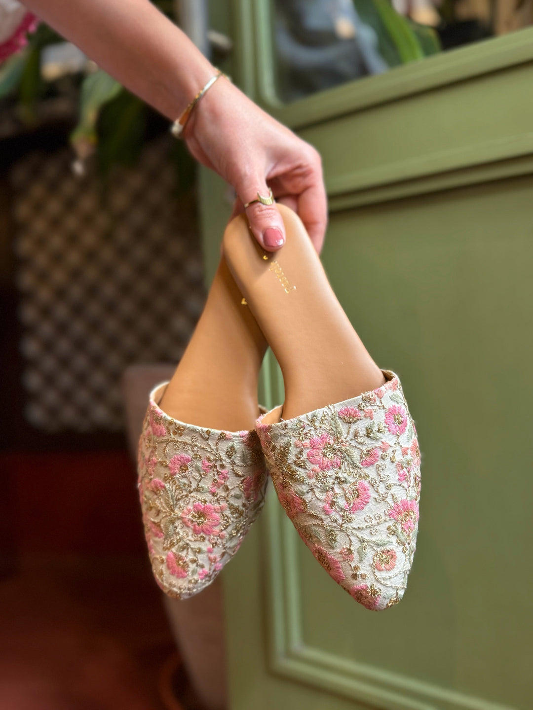 BLOSSOM Ivory Floral Embroidery jutties