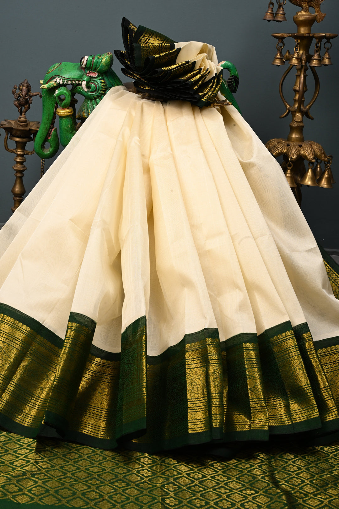 Off White Kanchi Silk Cotton Handloom Saree with  Contrast Zari Border | SHOBITAM