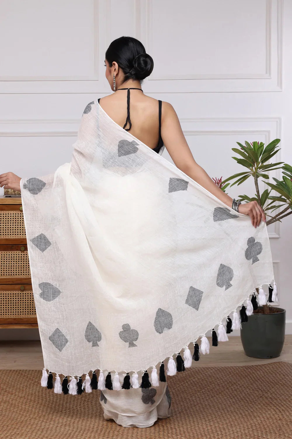 Handloom White & Black Pure Linen Teen Patti Jamdani Saree | SHOBITAM