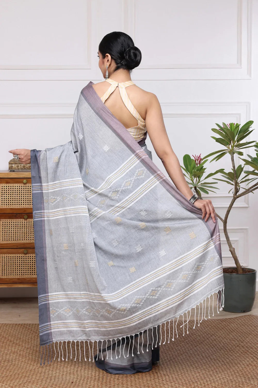 Handloom Grey Mul Cotton Jamdani Saree | SHOBITAM
