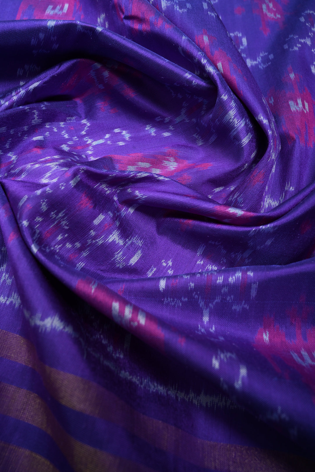Lavender-Purple Pochampally Ikkat Pure Silk Saree with Rangoli Design and Stripes Zari Border | SILK MARK CERTIFIED | SHOBITAM