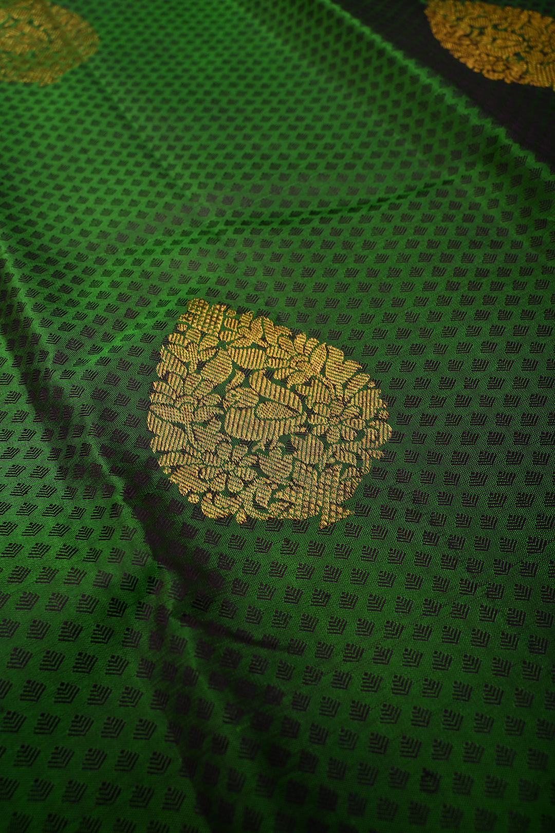 Green Dual Tone Korvai Brocade on Pure Kanjivaram Silk Handloom Saree with Zari Buttas and Zari Border | SILK MARK CERTIFIED | SHOBITAM
