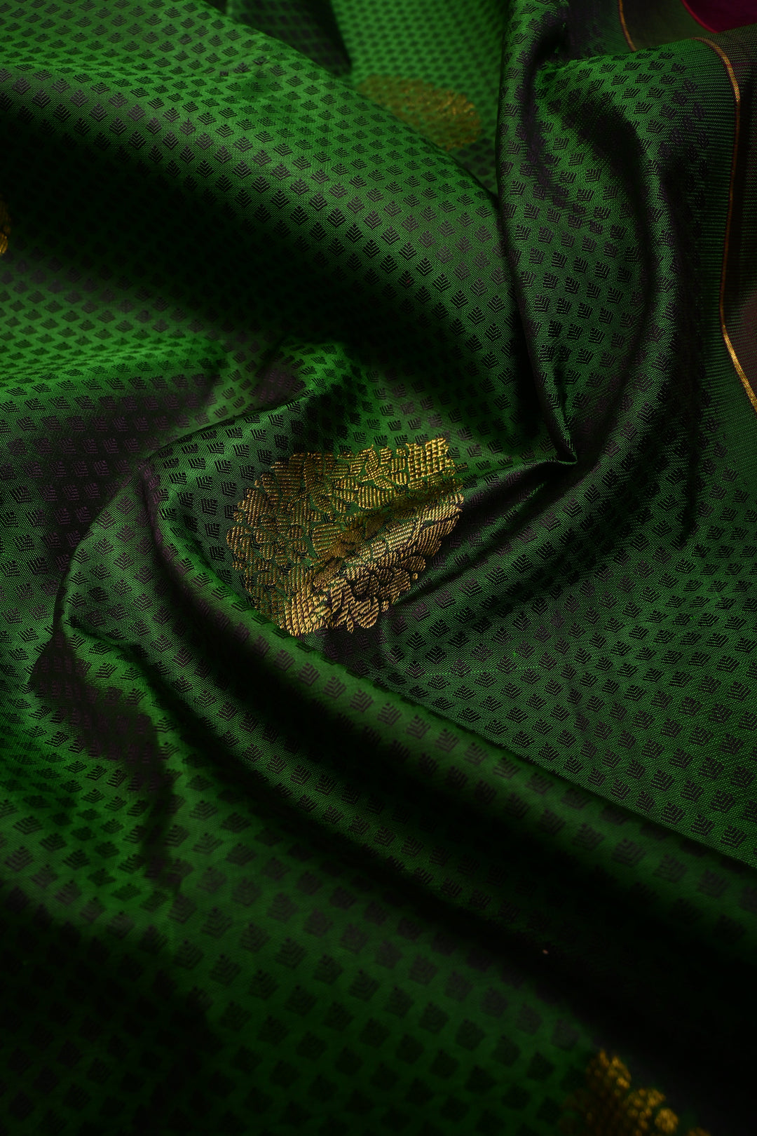 Green Dual Tone Korvai Brocade on Pure Kanjivaram Silk Handloom Saree with Zari Buttas and Zari Border | SILK MARK CERTIFIED | SHOBITAM