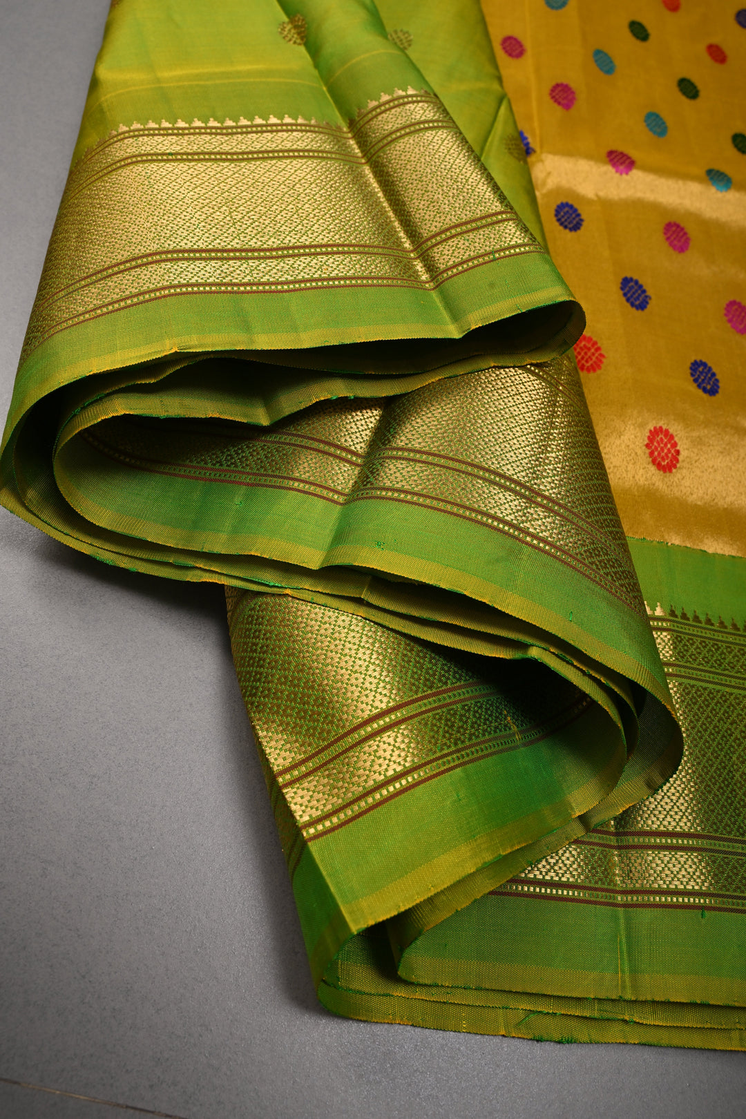 Green Dual tone pure gadwal Silk saree with zari butta and zari border | SILK MARK CERTIFIED
