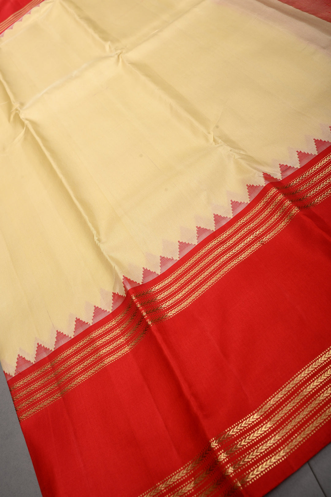 Cream Gadwal Silk Saree with Contrast Rettaipet Zari Border | SILK MARK CERTIFIED | SHOBITAM