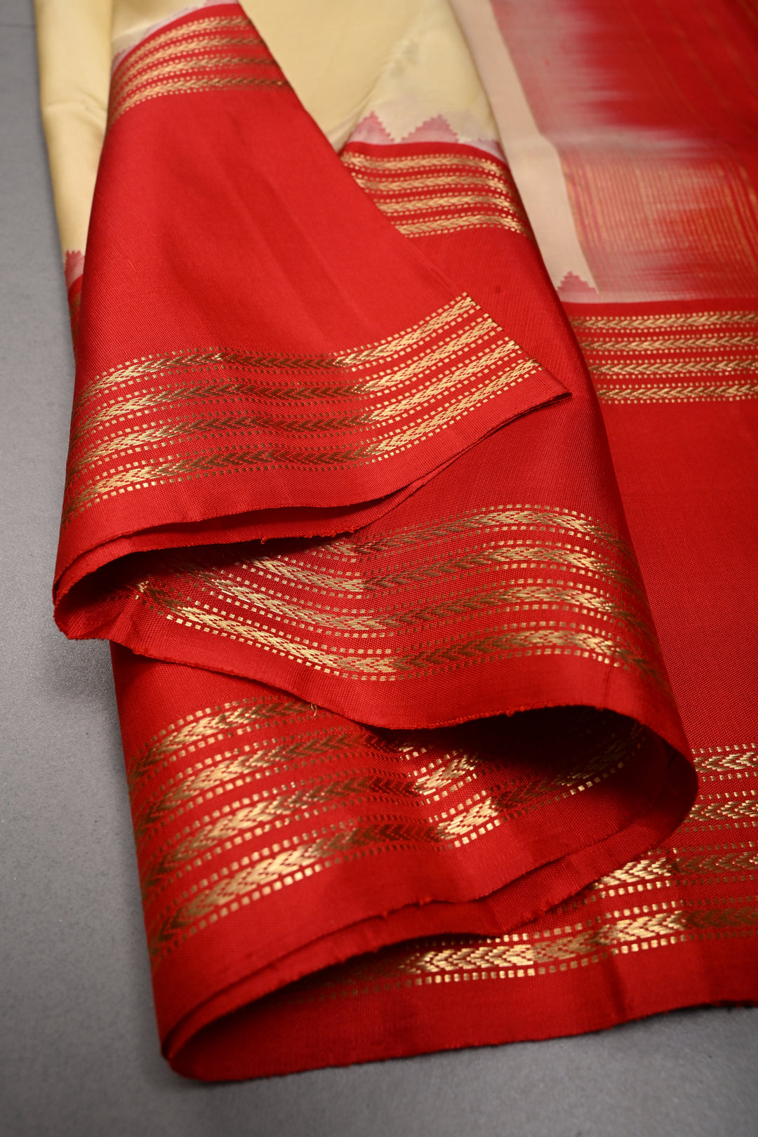 Cream Gadwal Silk Saree with Contrast Rettaipet Zari Border | SILK MARK CERTIFIED | SHOBITAM
