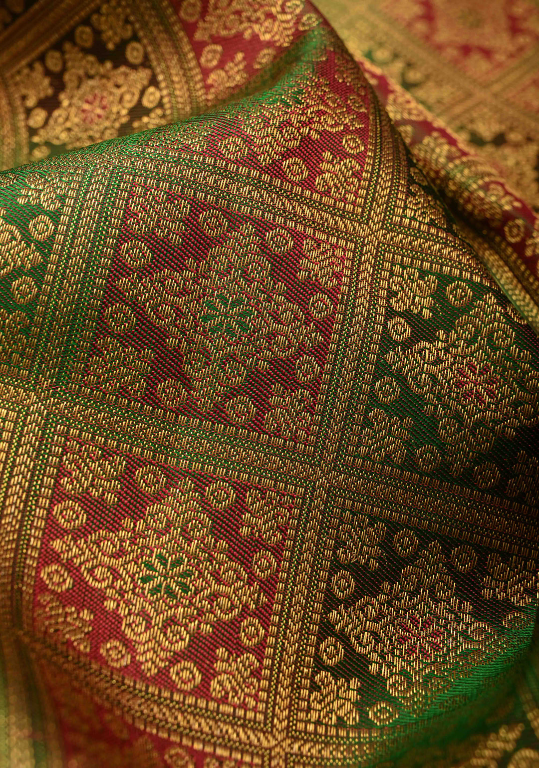 Maadular Green Red Pure Kanjivaram Silk Saree with Geomatric Brocade and Zari Border | SILK MARK CERTIFIED