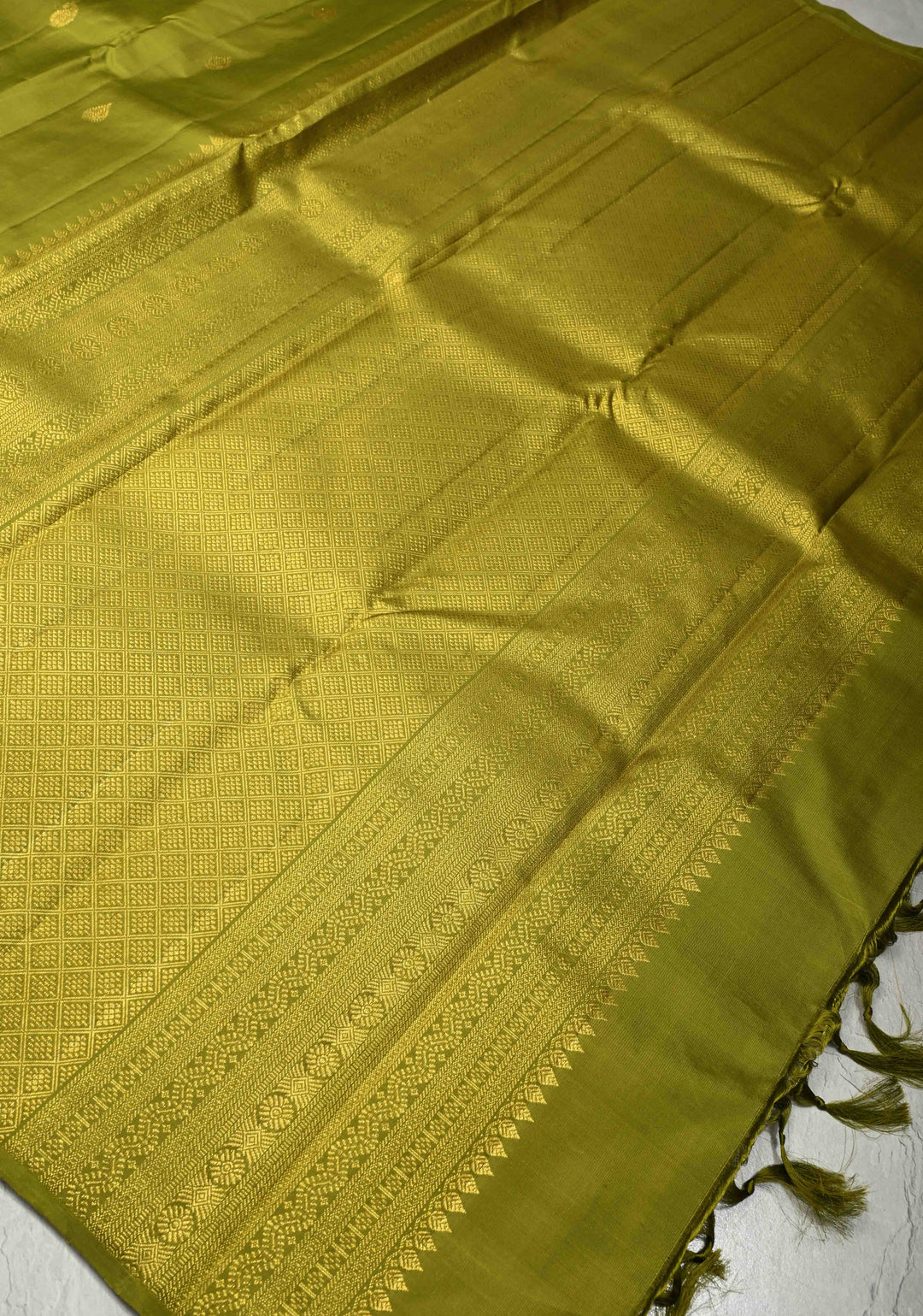 Mehendi Green Pure Kanjivaram Silk Saree with Zari Buttas and Vanasingaram  Zari Border | SILK MARK CERTIFIED