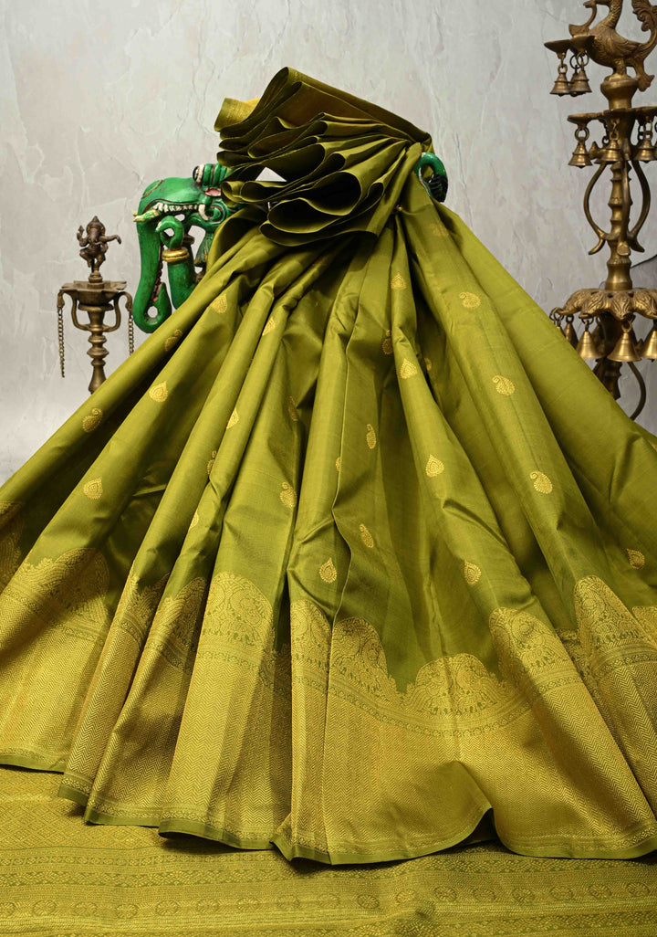 Mehendi Green Pure Kanjivaram Silk Saree with Zari Buttas and Vanasingaram  Zari Border | SILK MARK CERTIFIED