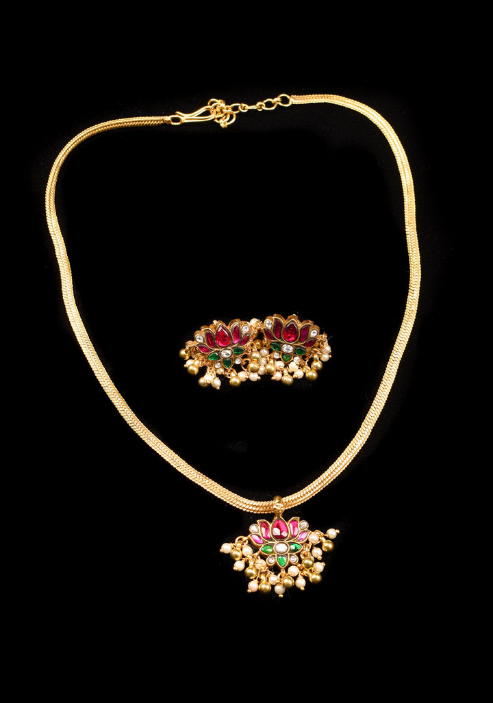 Minimalistic Lotus Design necklace set
