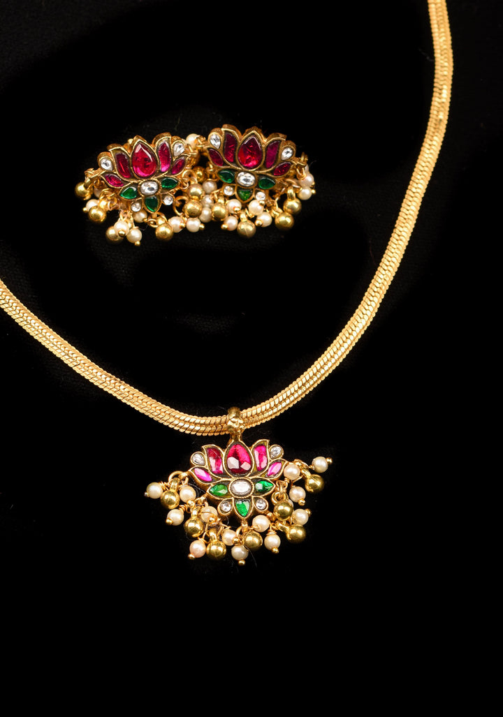 Minimalistic Lotus Design necklace set