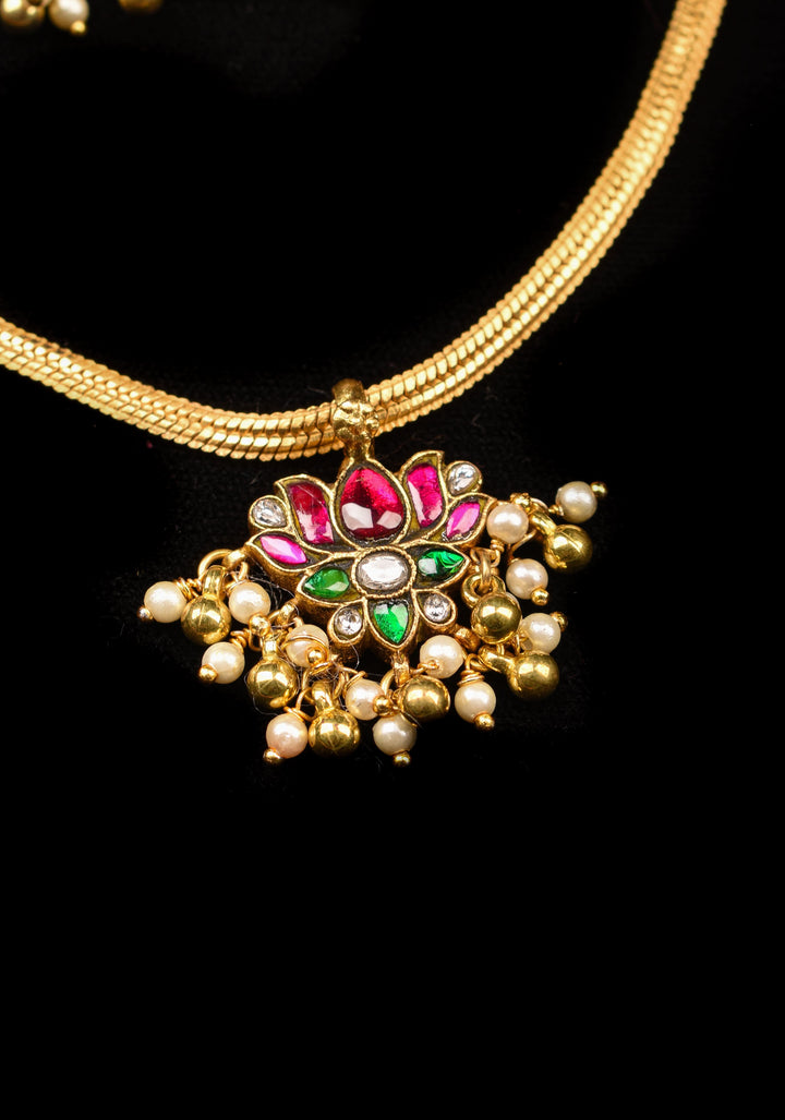 Minimalistic Lotus Design necklace set