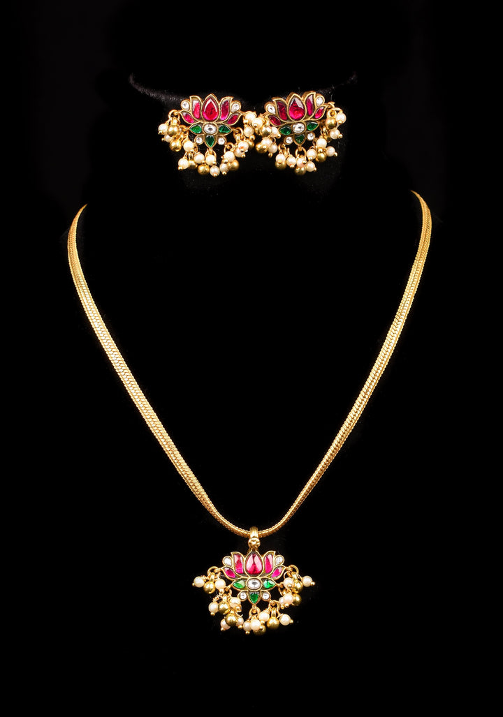 Minimalistic Lotus Design necklace set