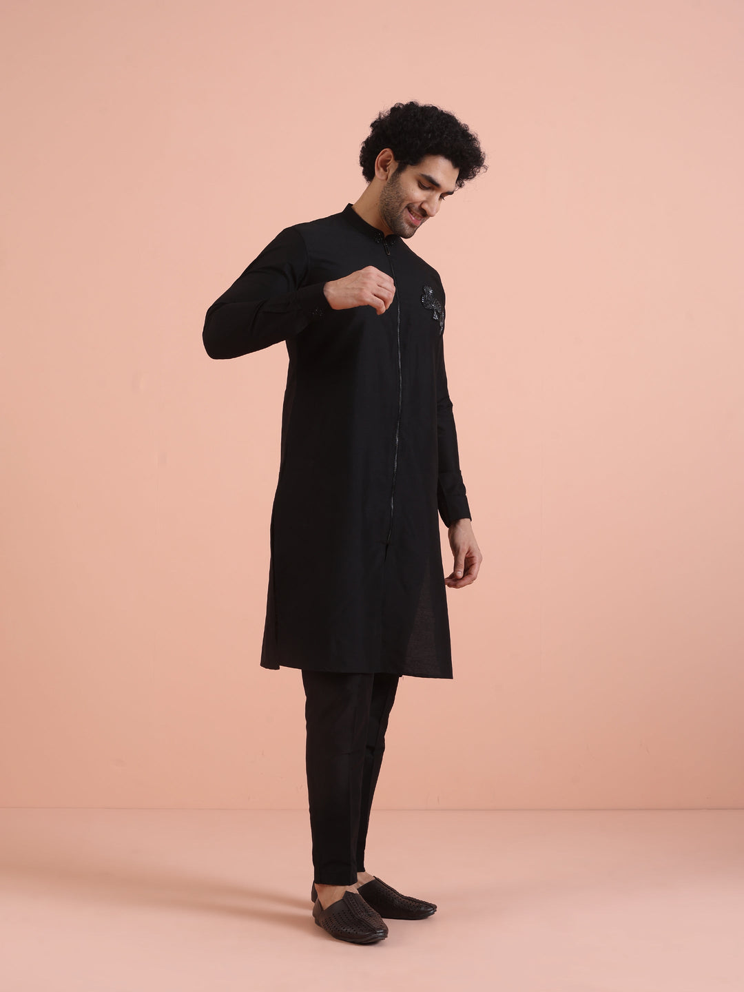 Men Black Solid Kurta with Patch Work | SHOBITAM