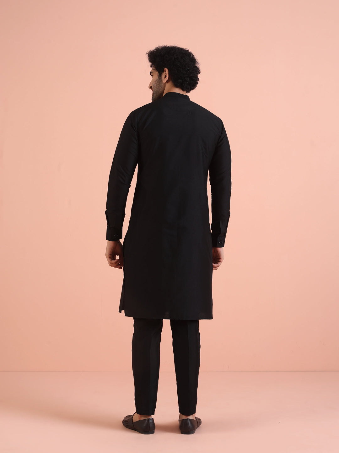 Men Black Solid Kurta with Patch Work | SHOBITAM