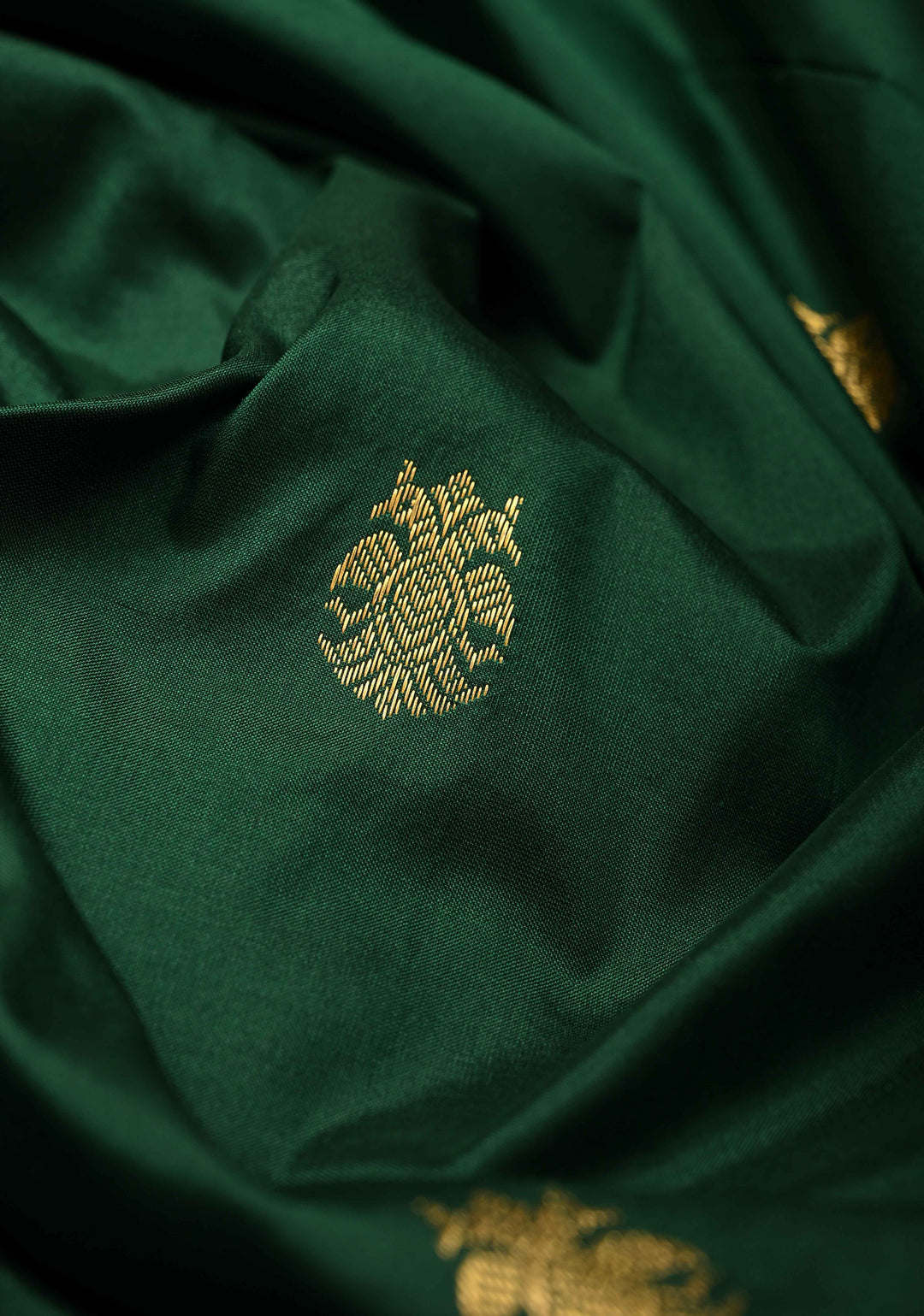 Emerald Green color 9 Yards Madisaar Pure Silk Saree with Zari Buttas and Contrast Zari Border | SILK MARK CERTIFIED