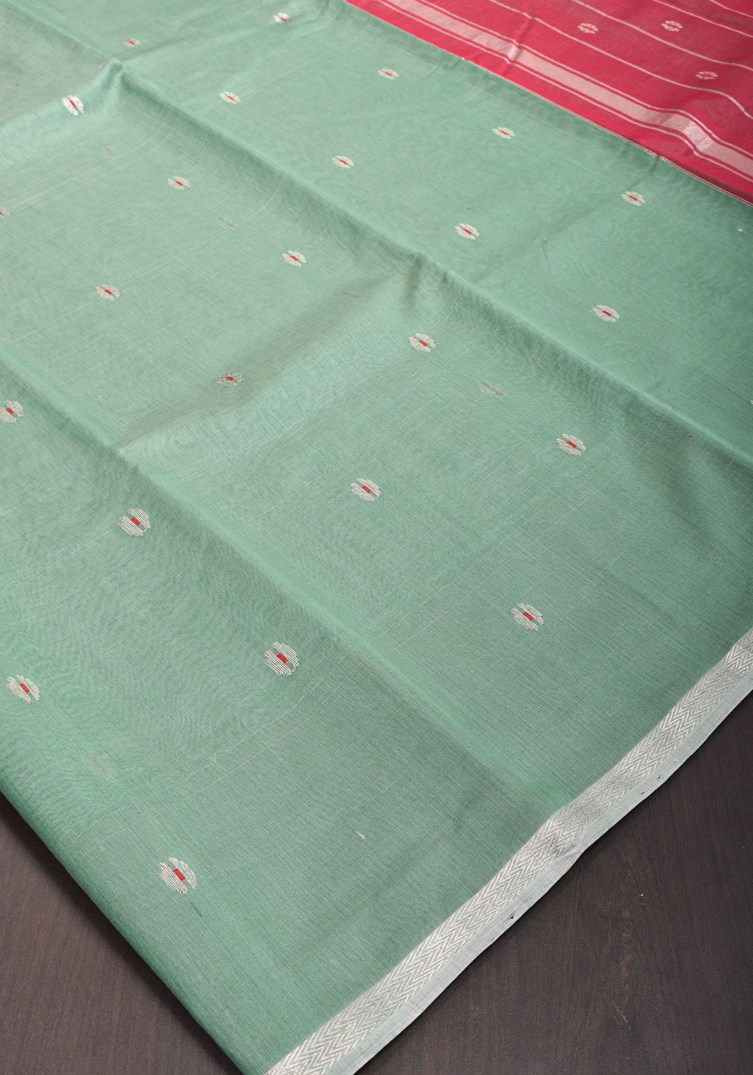 Handwoven Maheshwari Silk Cotton Saree in Green with Pink Pallu and Floral buttas