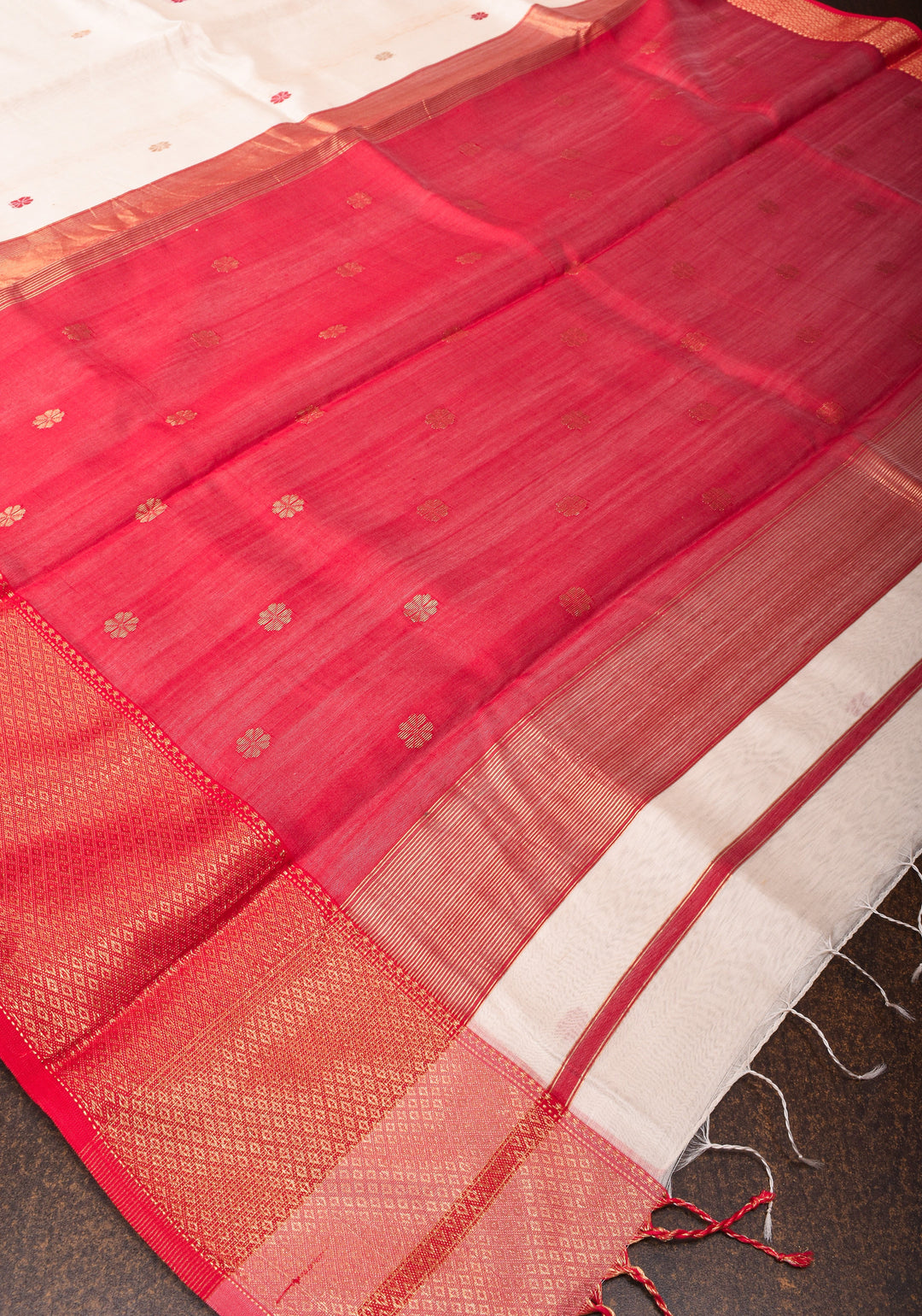Off White Handwoven Maheshwari Silk Cotton Saree with Zari Border and Contrast Pallu