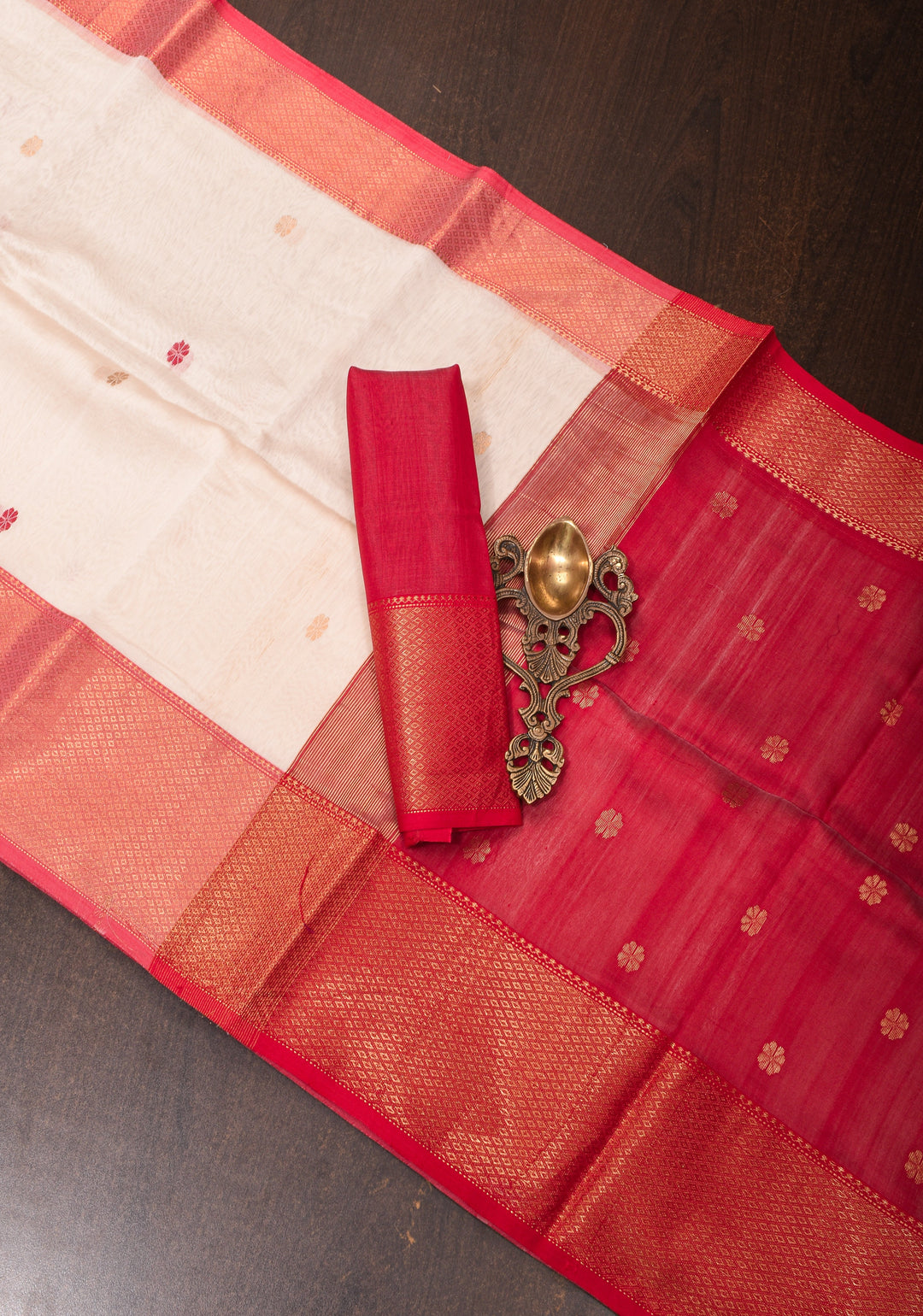 Off White Handwoven Maheshwari Silk Cotton Saree with Zari Border and Contrast Pallu