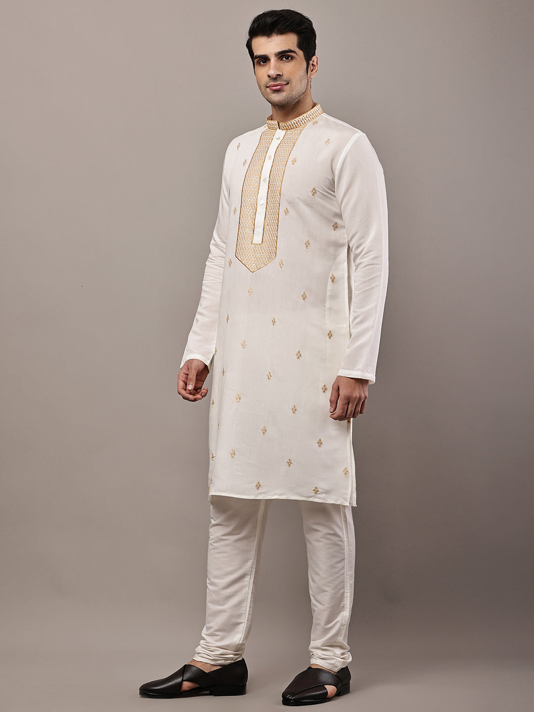 Men’s Off-White Embroidered Kurta Pyjama Set | SHOBITAM