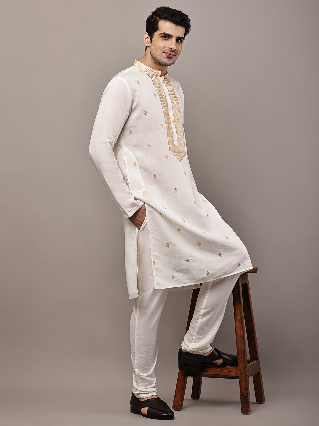 Viscose Men’s Off-White Embroidered Kurta | SHOBITAM