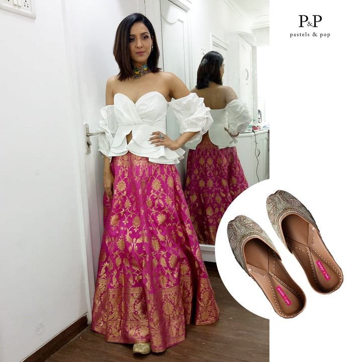 Desire Gold Traditional Paisley Motif Ethnic Mojaris for Women