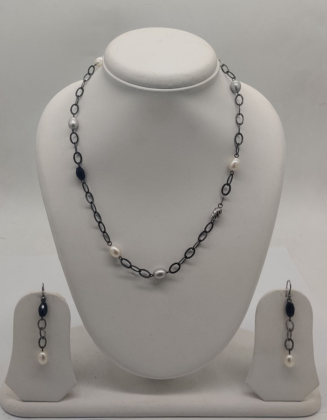 Noir Chain & Pearl Contrast Jewelry Silver Necklace Set | SHOBITAM