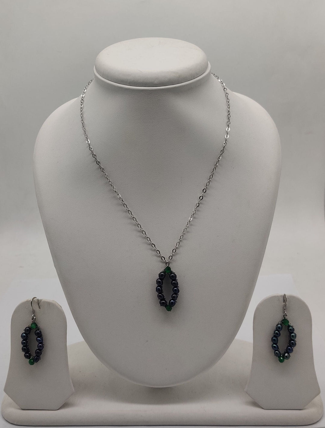 92.5 Silver Emerald Glint Bead Pearls Necklace Set | SHOBITAM