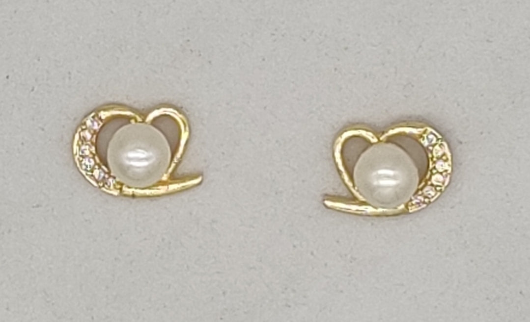 Heart Outline Pearl Stud Earrings | Shobitam