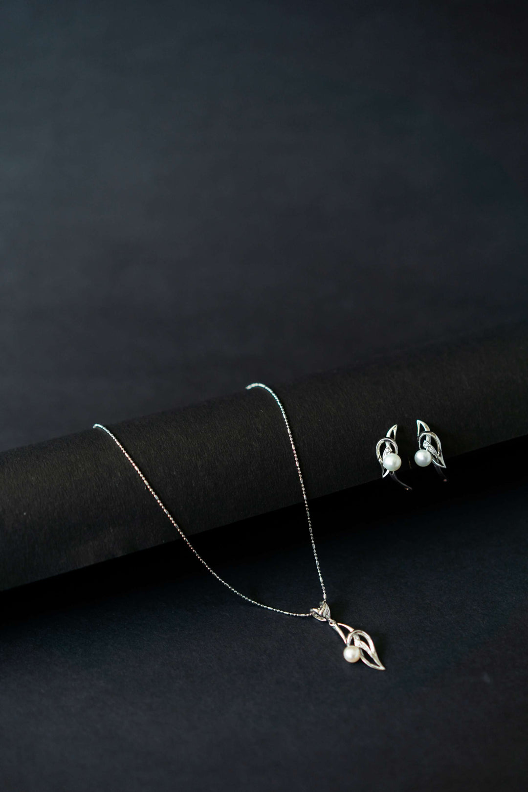 92.5 Silver Petal Pearl Jewelry Set | SHOBITAM
