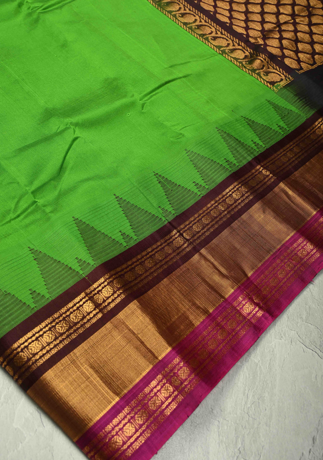 Bright Leaf Green Kanchi Silk Cotton Handloom Saree with Contrast Ganga Jamuna Tissue Border
