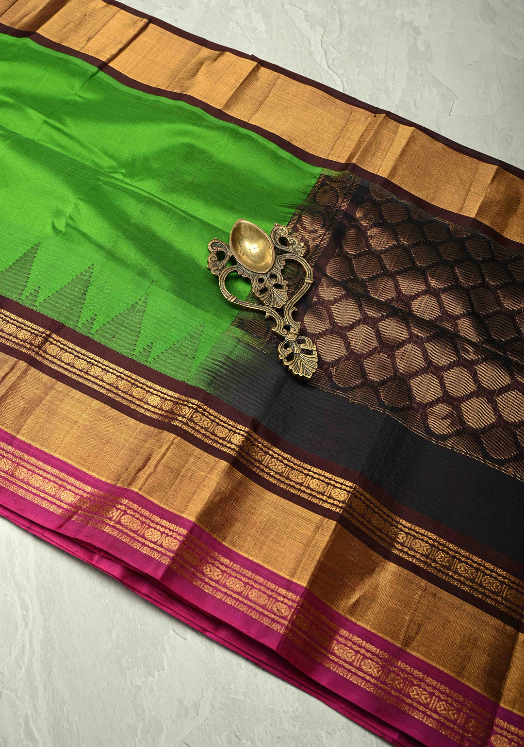 Bright Leaf Green Kanchi Silk Cotton Handloom Saree with Contrast Ganga Jamuna Tissue Border