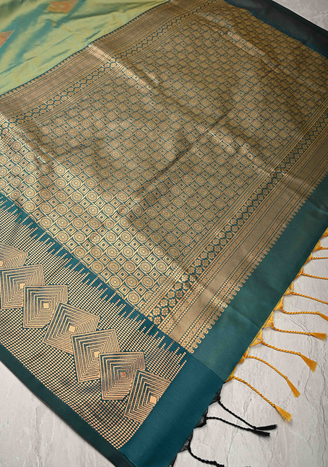 Irish Green Dual Tone Kanchi Semi Silk Saree with Zari Buttas and Contrst Zari Border
