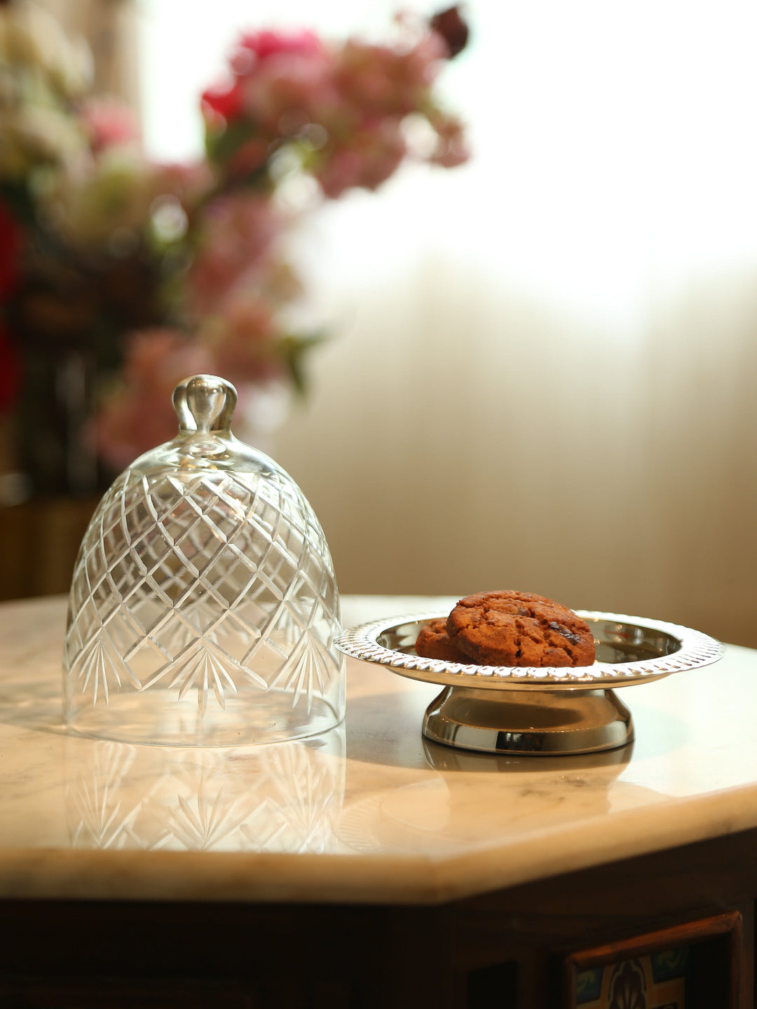 Round Cake Plate with Glass Dome | SHOBITAM