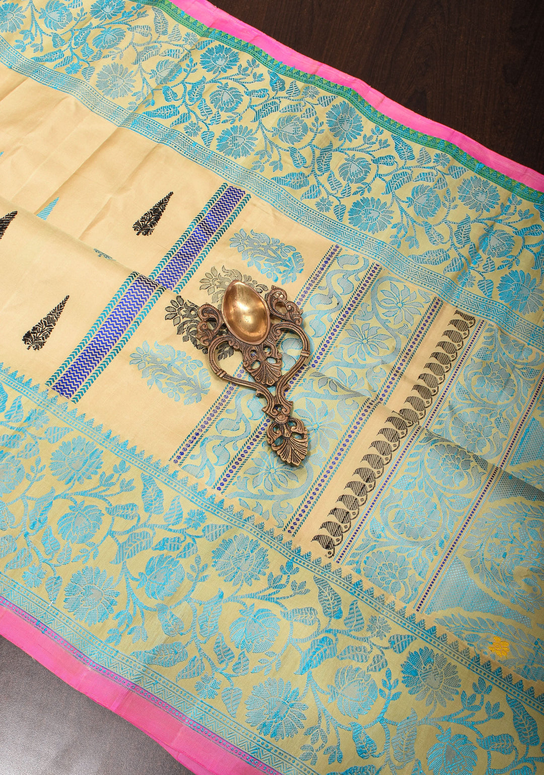 Stunning Beige Pure Gadwal Silk Saree with Thread Buttas and Contrast Bluish  Border | SILK MARK CERTIFIED
