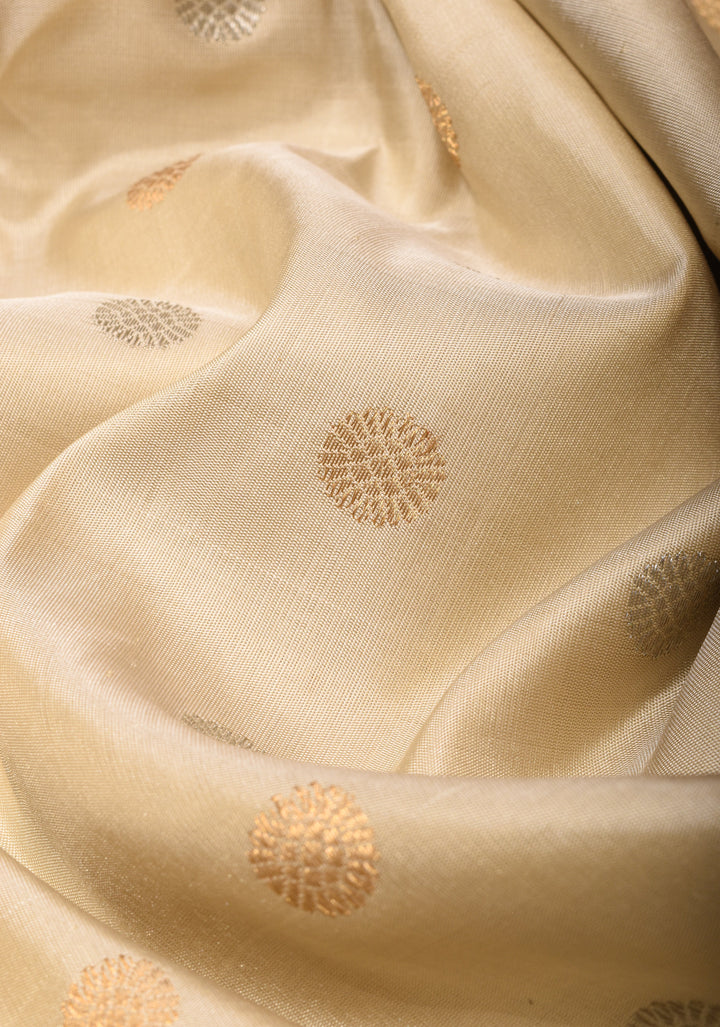 Exquisite Cream Gadwal Silk Saree with Sona Rupa Damask Motif and Temple Zari Border | SILK MARK CERTIFIED